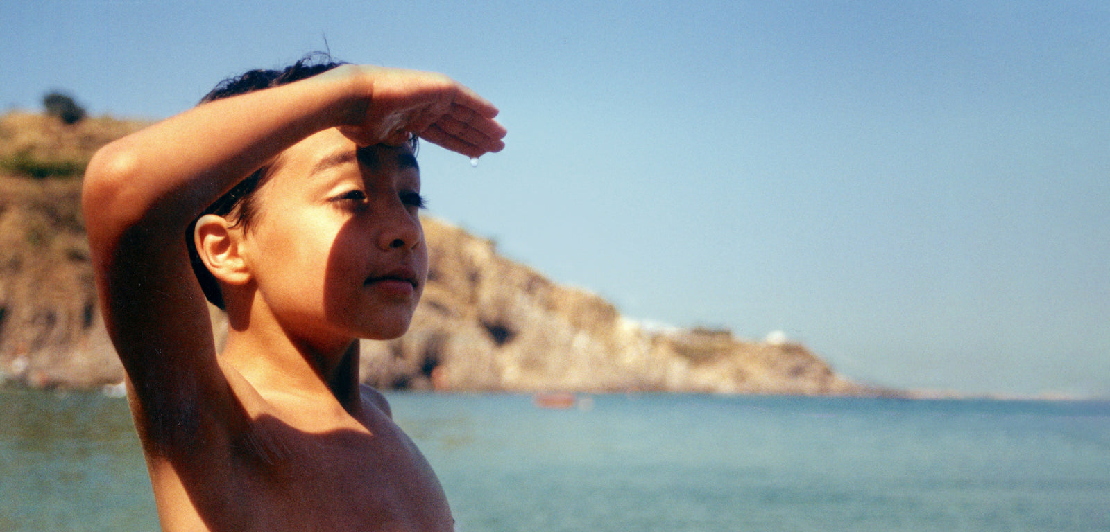 Sofiane Pamart enfant sur une plage, extrait du visuel de son album MOVIE