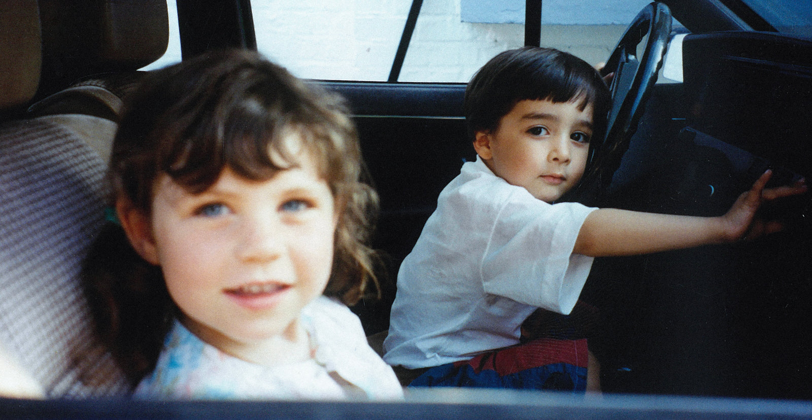 Sofiane Pamart enfant à l’arrière d’une voiture, photo d’archive prise par son père