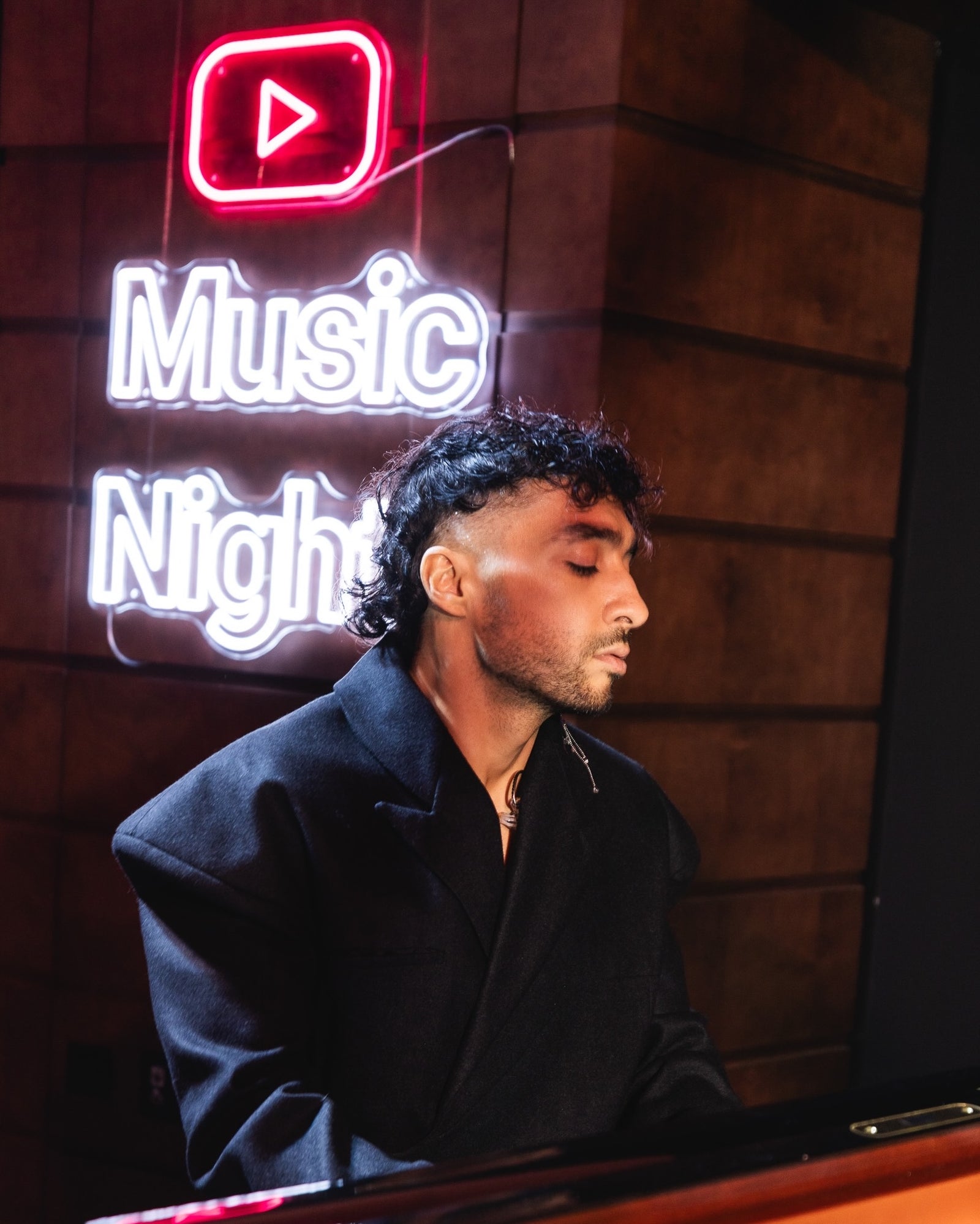 Sofiane Pamart au piano devant l’enseigne néon YouTube Music Night