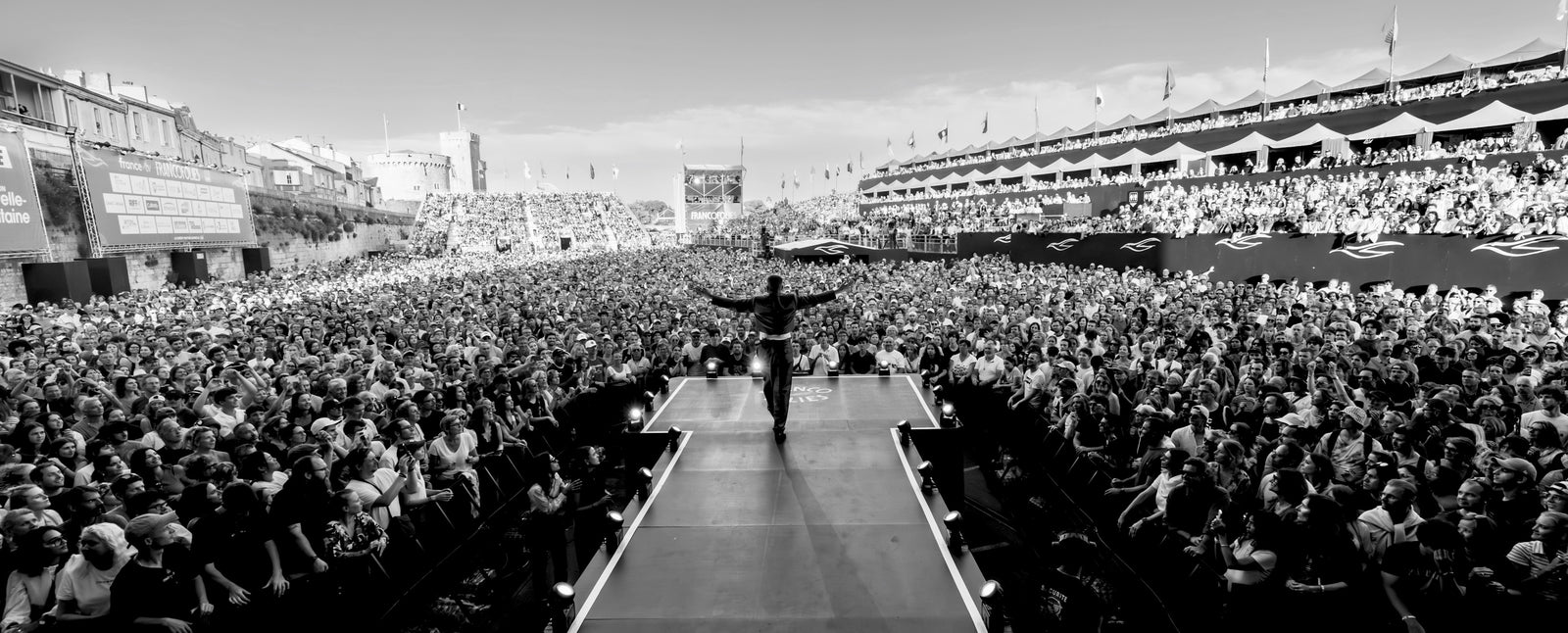 Sofiane Pamart sur la grande scène des Francofolies de La Rochelle, bras ouverts face au public