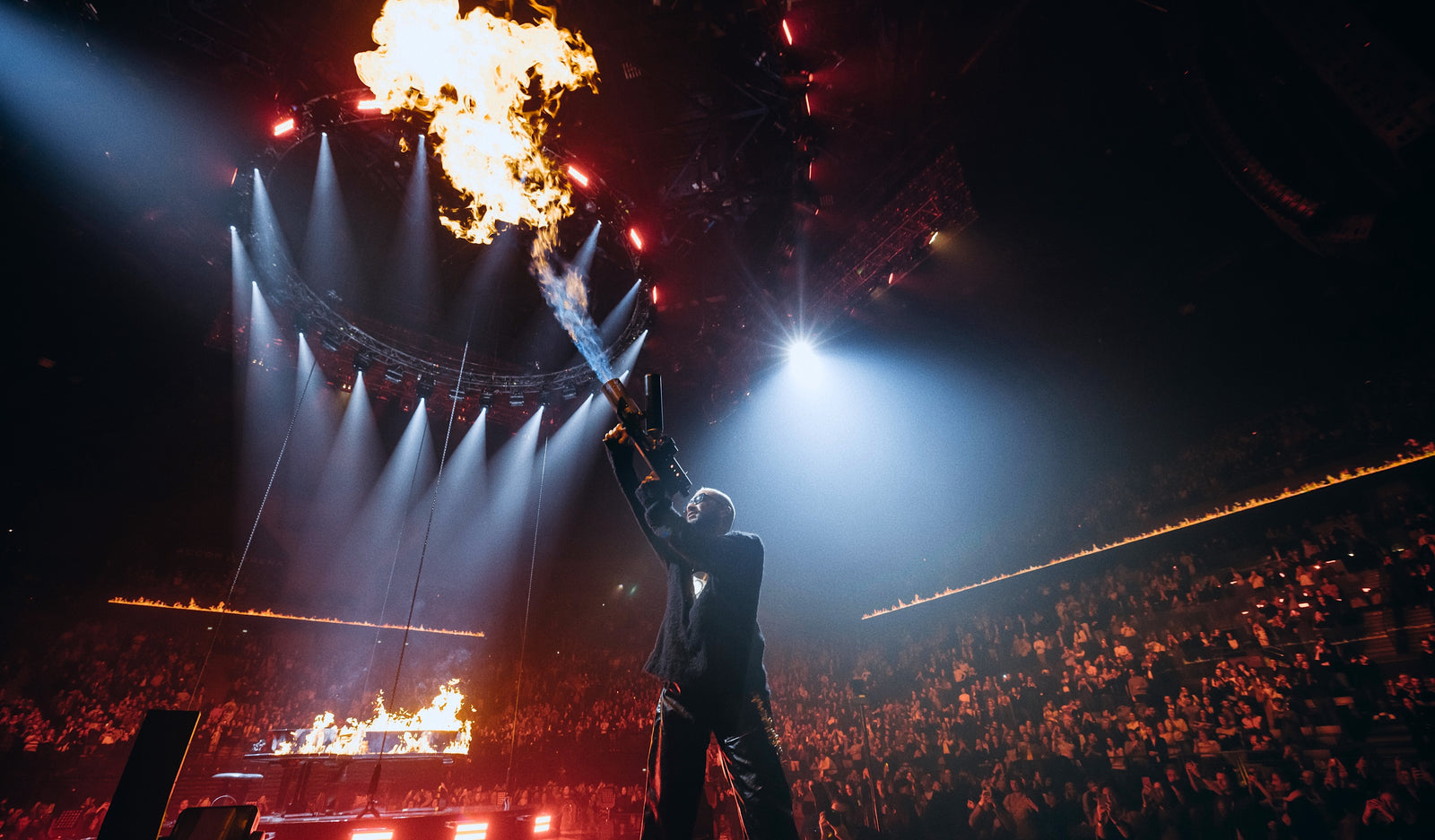 Sofiane Pamart lance-flammes à la main à l’Accor Arena, Paris Bercy, avant d’embraser son piano