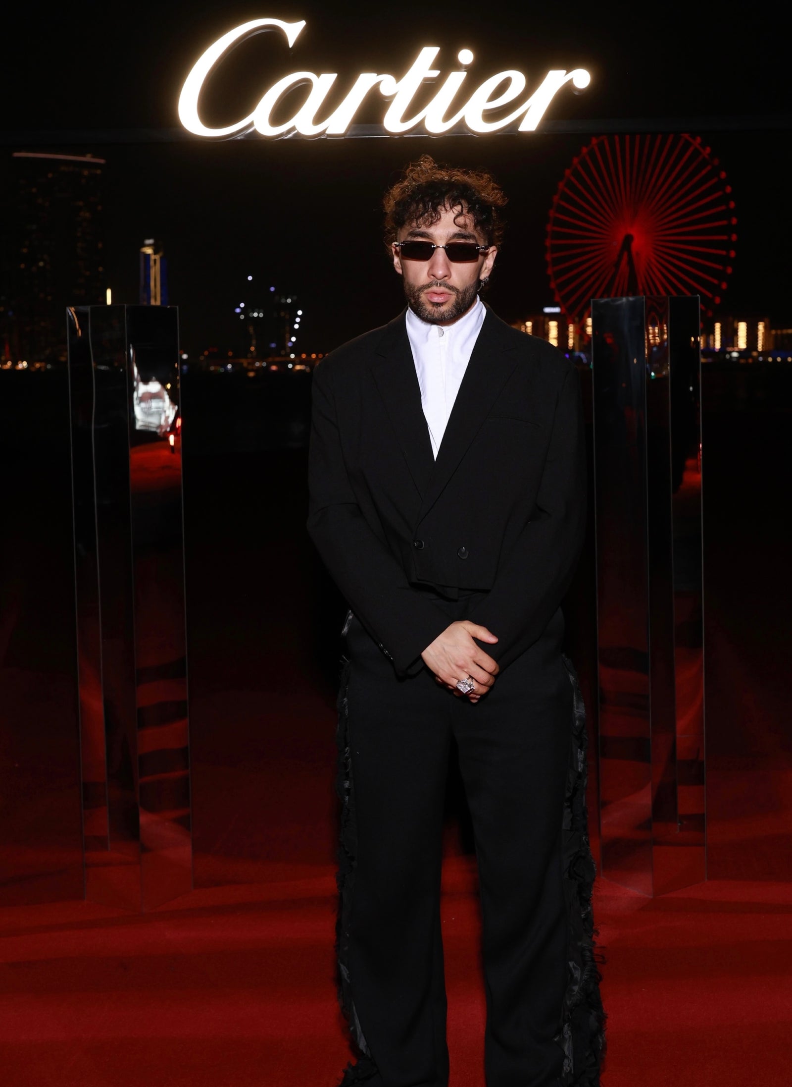 Sofiane Pamart à une soirée haute joaillerie Cartier à Dubaï, front de mer et grande roue en arrière-plan