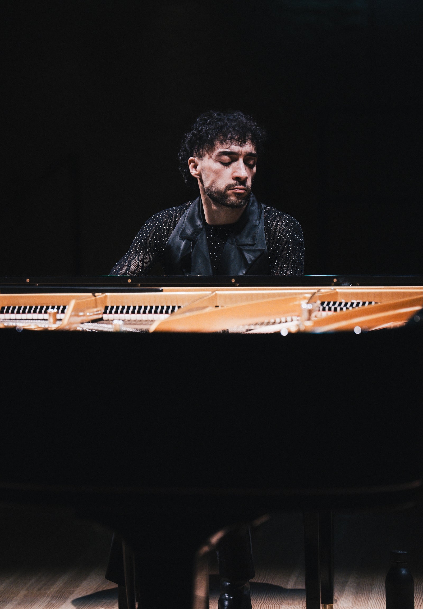 Sofiane Pamart au piano à queue dans une salle de concert