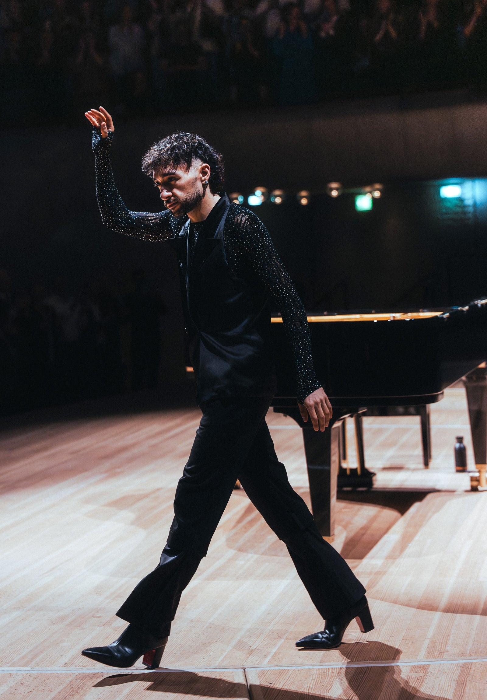 Sofiane Pamart saluant le public sur la scène d’une salle de concert