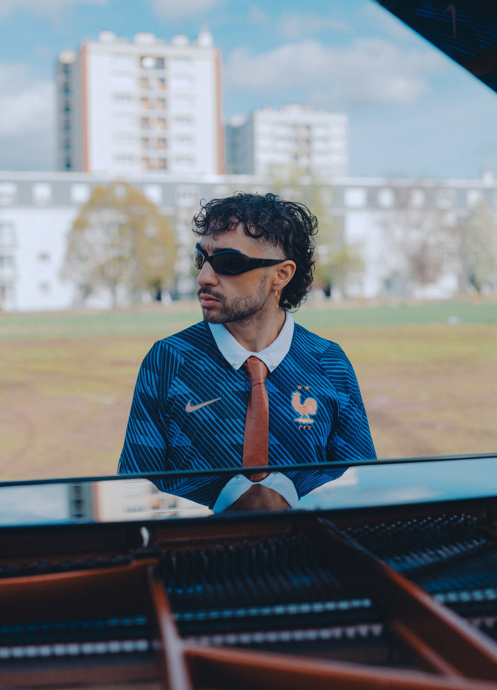 Sofiane Pamart au piano en maillot de l’Équipe de France, pour le lancement du maillot de Coupe du monde