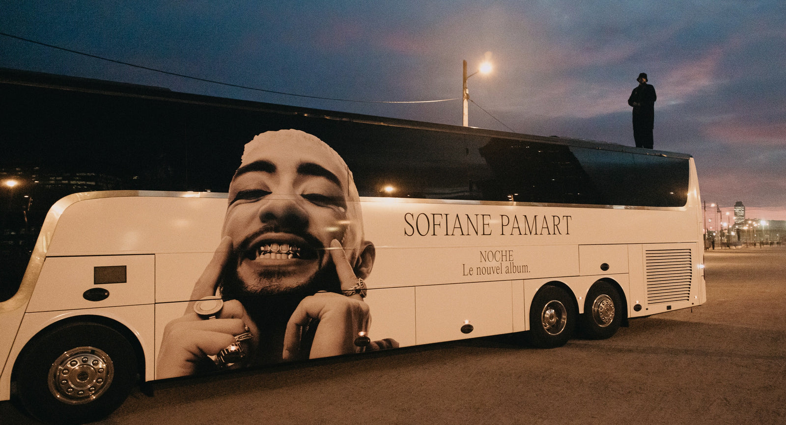 Le bus de tournée de Sofiane Pamart, son portrait imprimé sur le flanc
