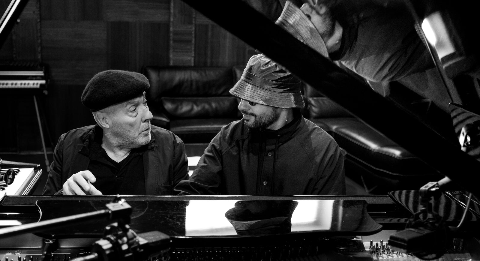 Sofiane Pamart avec Arno au piano, en noir et blanc