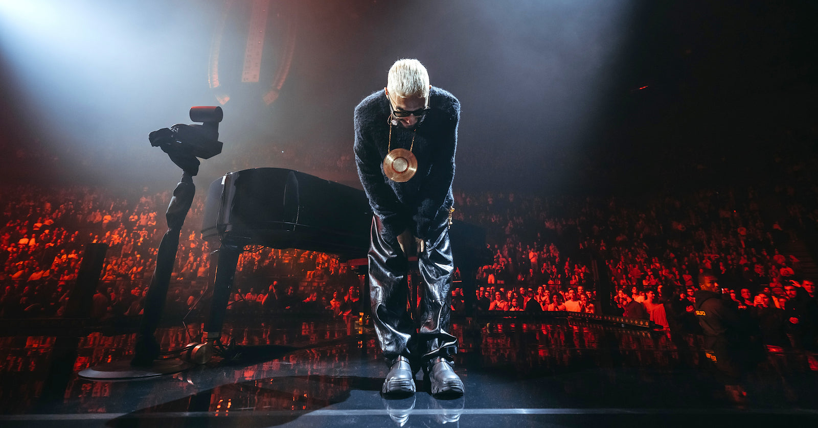 Sofiane Pamart saluant près de son piano à l’Accor Arena, Paris Bercy, son disque d’or autour du cou