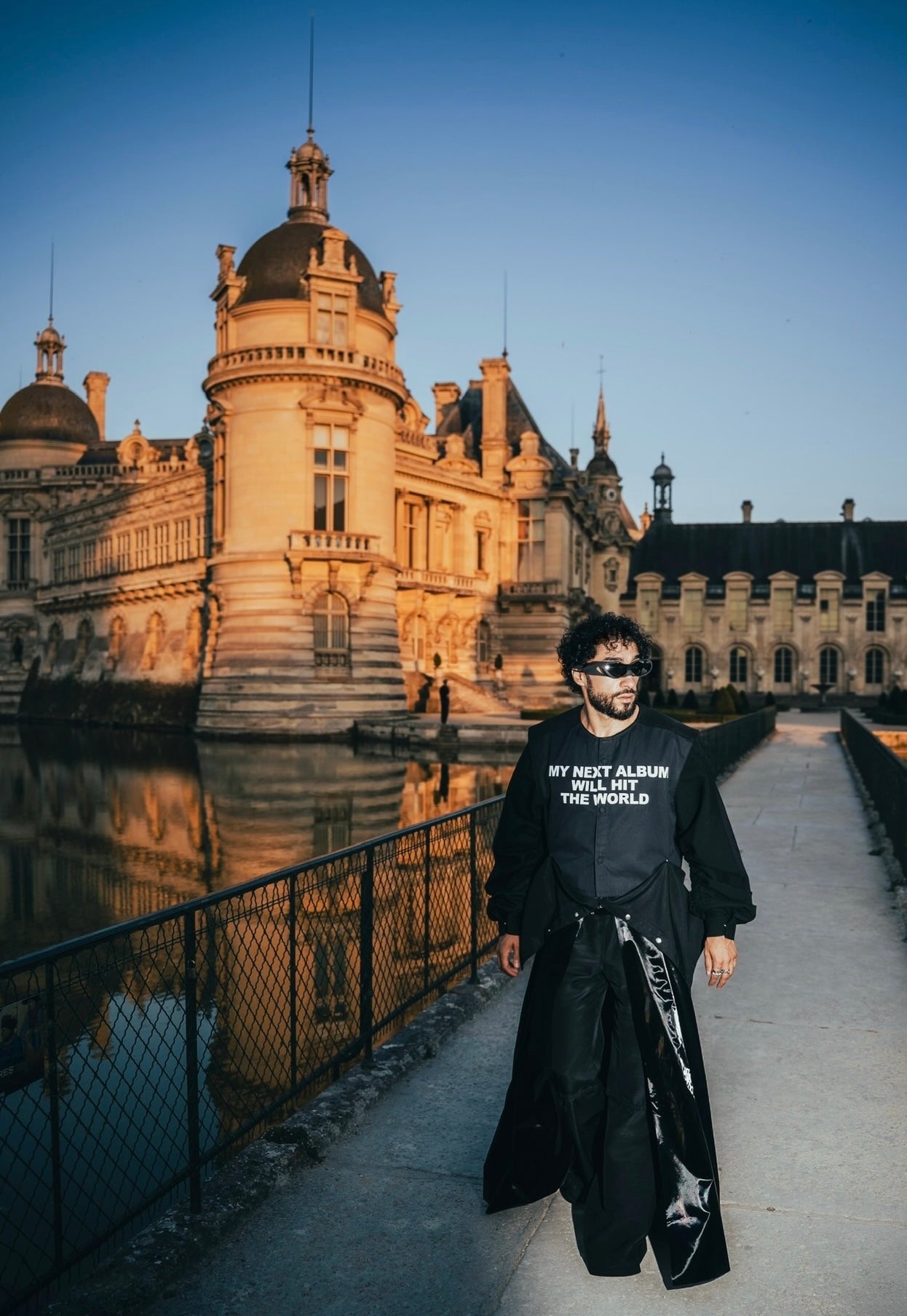 Sofiane Pamart devant le Château de Chantilly avant son concert