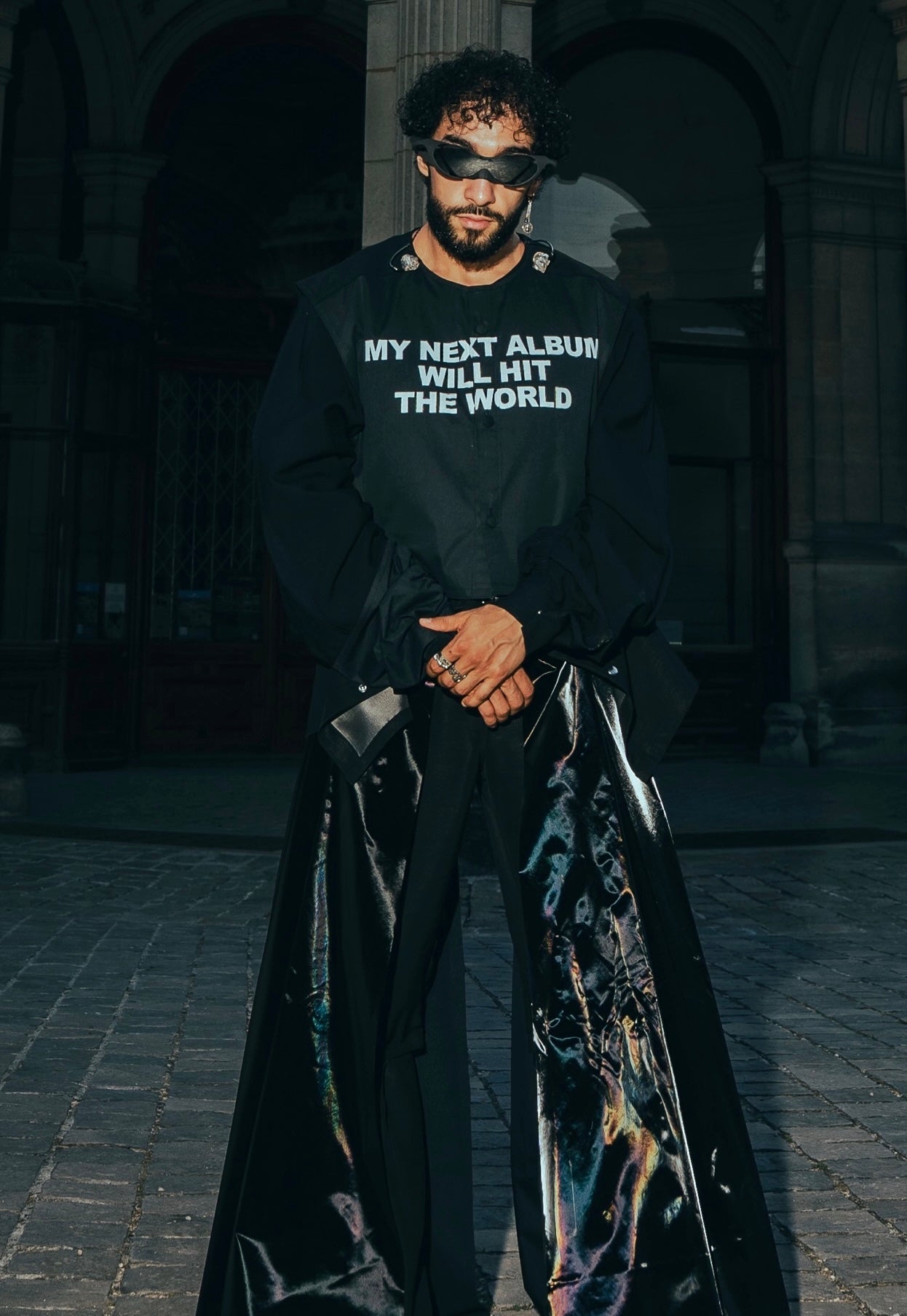 Sofiane Pamart au Château de Chantilly, sweat portant l’inscription My next album will hit the world