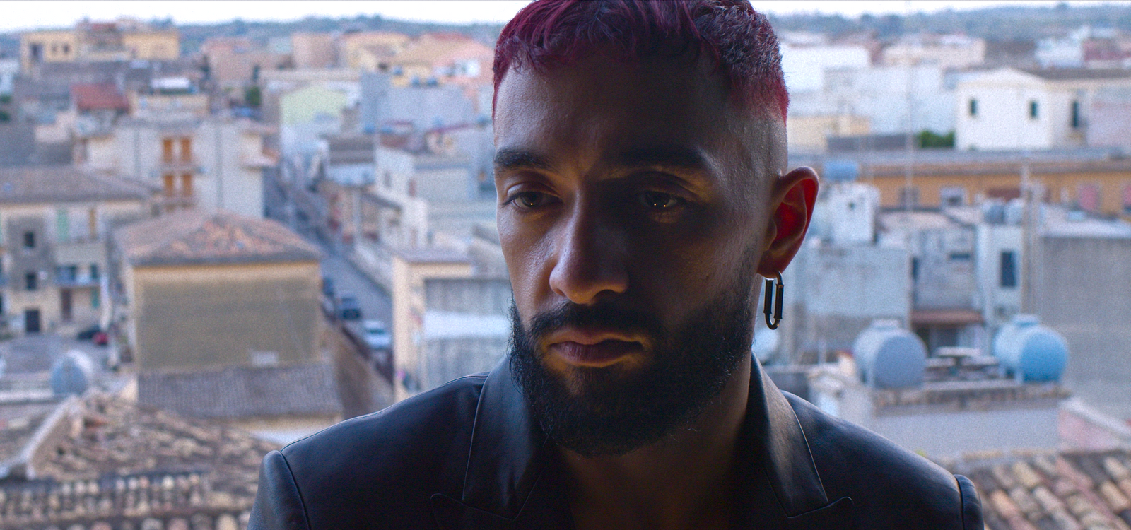 Sofiane Pamart aux cheveux rouges sur un toit dominant Noto, dans le sud de l’Italie