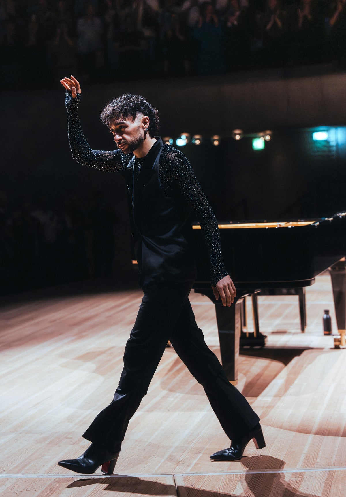 Sofiane Pamart saluant le public sur la scène d’une salle de concert