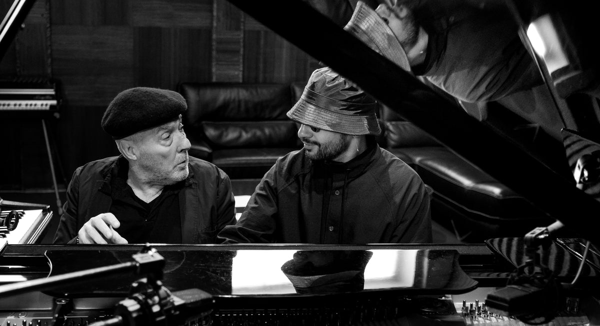 Sofiane Pamart avec Arno au piano, en noir et blanc