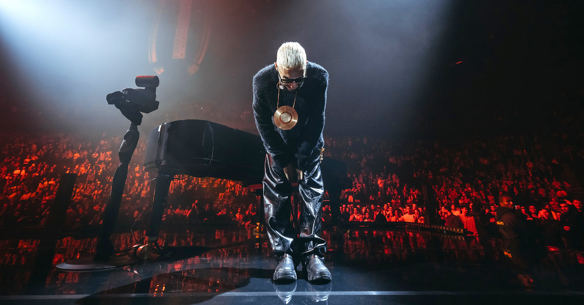 Sofiane Pamart saluant près de son piano à l’Accor Arena, Paris Bercy, son disque d’or autour du cou