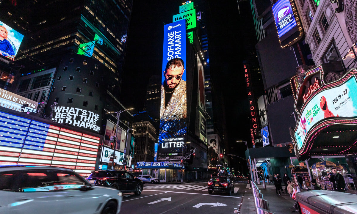Sofiane Pamart sur un écran géant à Times Square, New York